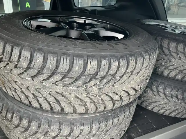 Ruskea Maastoauto, Volvo XC60 – NKA-239