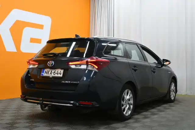 Harmaa Farmari, Toyota Auris – NKA-644