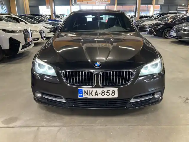 Ruskea Sedan, BMW 520 – NKA-858