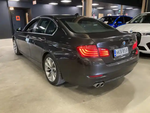 Ruskea Sedan, BMW 520 – NKA-858