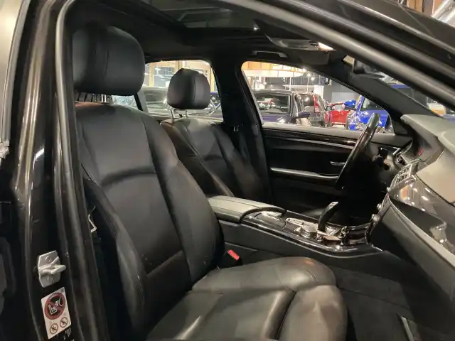 Ruskea Sedan, BMW 520 – NKA-858