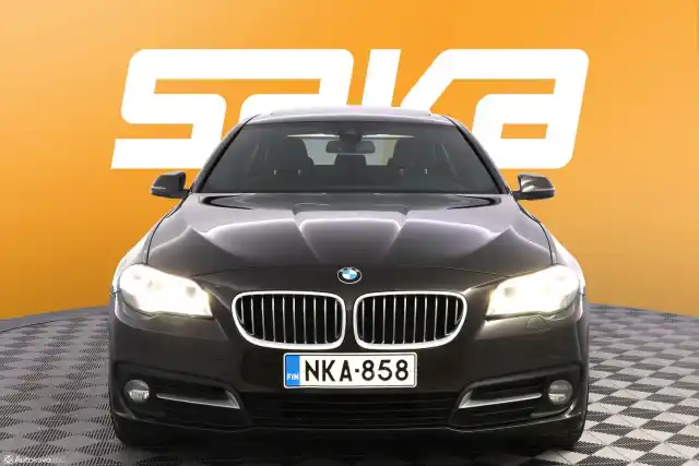 Ruskea Sedan, BMW 520 – NKA-858