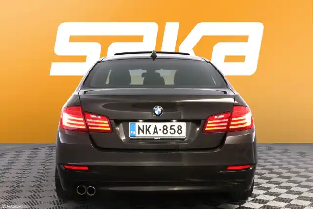 Ruskea Sedan, BMW 520 – NKA-858