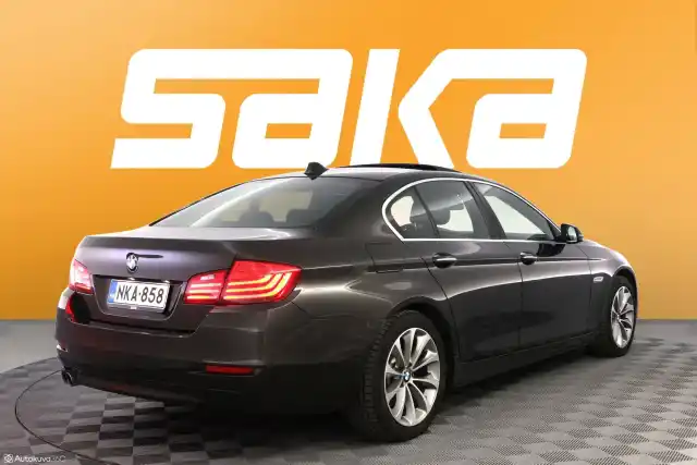 Ruskea Sedan, BMW 520 – NKA-858