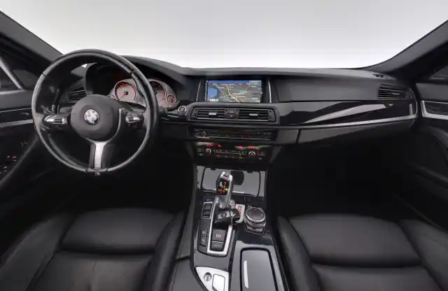 Ruskea Sedan, BMW 520 – NKA-858