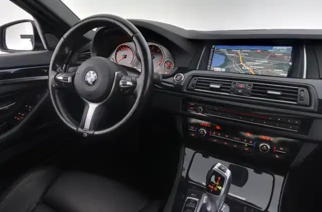 Ruskea Sedan, BMW 520 – NKA-858