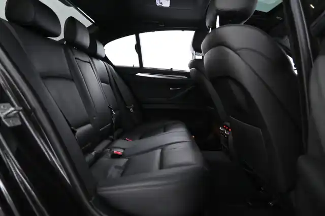Ruskea Sedan, BMW 520 – NKA-858