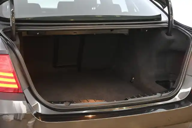 Ruskea Sedan, BMW 520 – NKA-858
