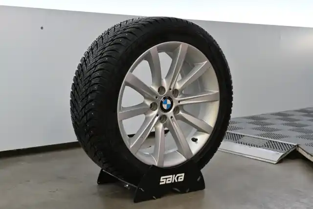 Ruskea Sedan, BMW 520 – NKA-858