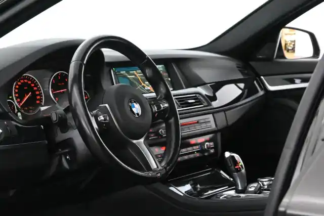 Ruskea Sedan, BMW 520 – NKA-858