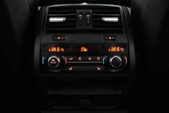 Ruskea Sedan, BMW 520 – NKA-858