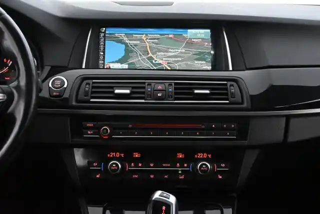 Ruskea Sedan, BMW 520 – NKA-858