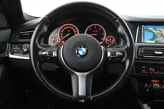 Ruskea Sedan, BMW 520 – NKA-858