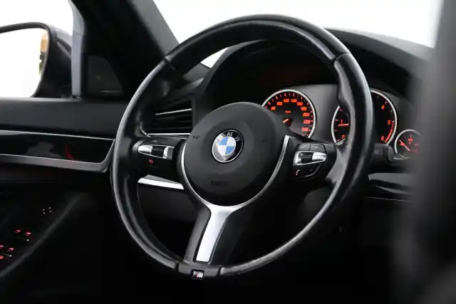 Ruskea Sedan, BMW 520 – NKA-858