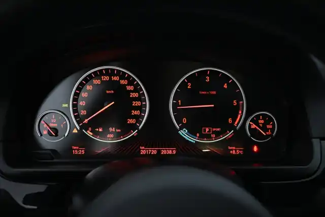 Ruskea Sedan, BMW 520 – NKA-858