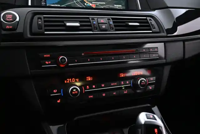 Ruskea Sedan, BMW 520 – NKA-858