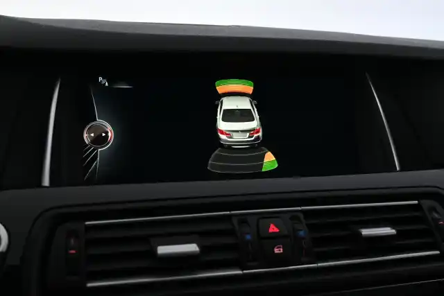 Ruskea Sedan, BMW 520 – NKA-858