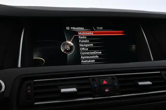 Ruskea Sedan, BMW 520 – NKA-858