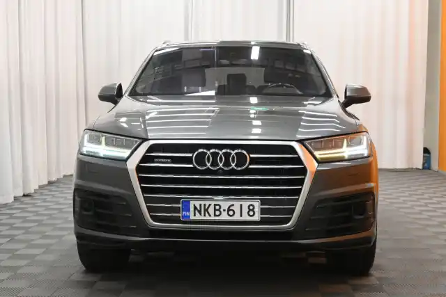 Harmaa Maastoauto, Audi Q7 – NKB-618