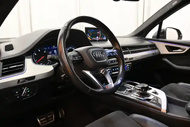 Harmaa Maastoauto, Audi Q7 – NKB-618