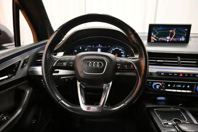 Harmaa Maastoauto, Audi Q7 – NKB-618