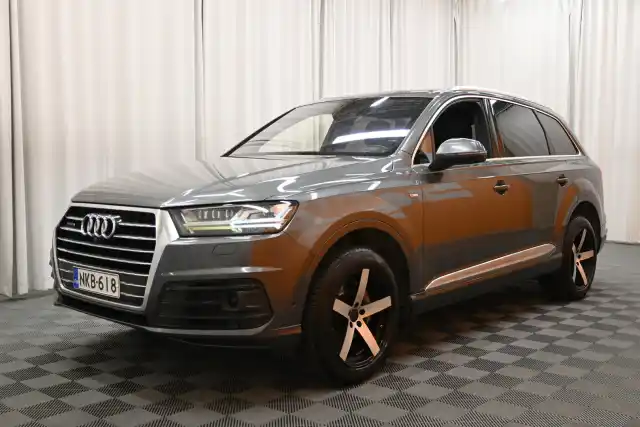 Harmaa Maastoauto, Audi Q7 – NKB-618