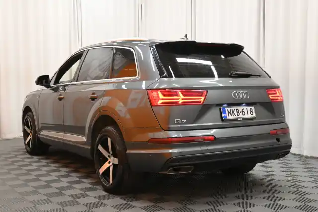 Harmaa Maastoauto, Audi Q7 – NKB-618