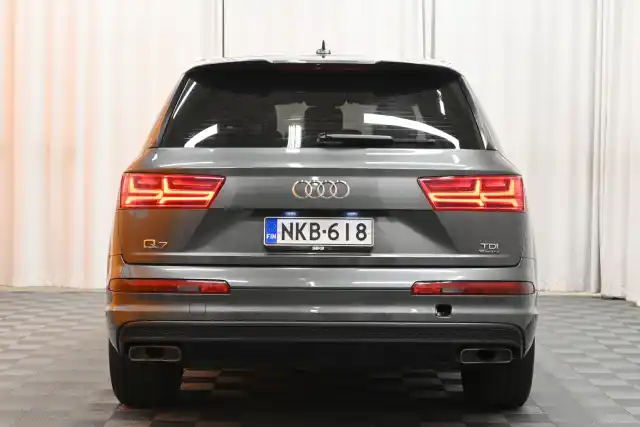 Harmaa Maastoauto, Audi Q7 – NKB-618