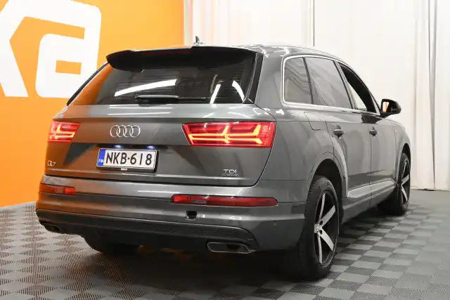 Harmaa Maastoauto, Audi Q7 – NKB-618