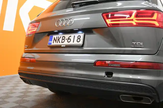 Harmaa Maastoauto, Audi Q7 – NKB-618