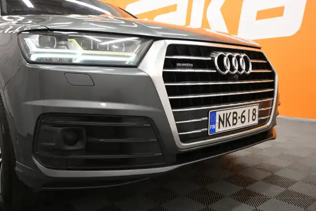 Harmaa Maastoauto, Audi Q7 – NKB-618