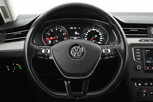 Harmaa Farmari, Volkswagen Passat – NKC-397