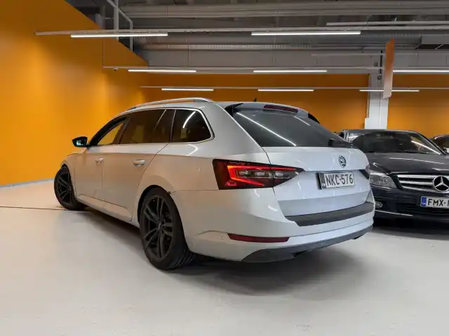 Harmaa Farmari, Skoda Superb – NKC-576