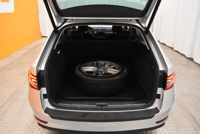 Harmaa Farmari, Skoda Superb – NKC-576