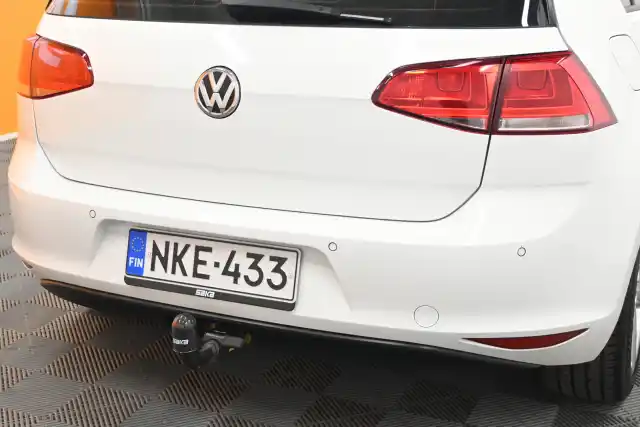 Valkoinen Viistoperä, Volkswagen Golf – NKE-433