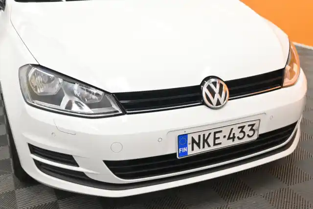 Valkoinen Viistoperä, Volkswagen Golf – NKE-433