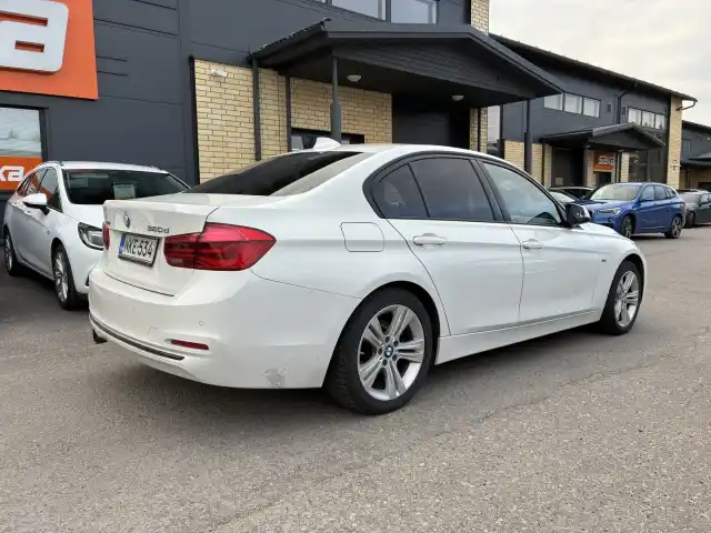 Valkoinen Sedan, BMW 320 – NKE-534