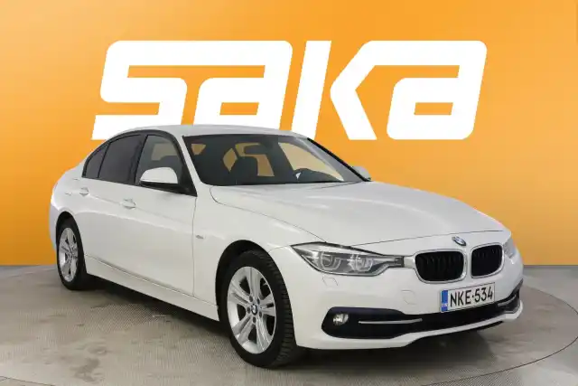 Valkoinen Sedan, BMW 320 – NKE-534