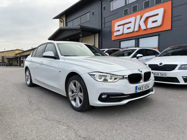Valkoinen Sedan, BMW 320 – NKE-534
