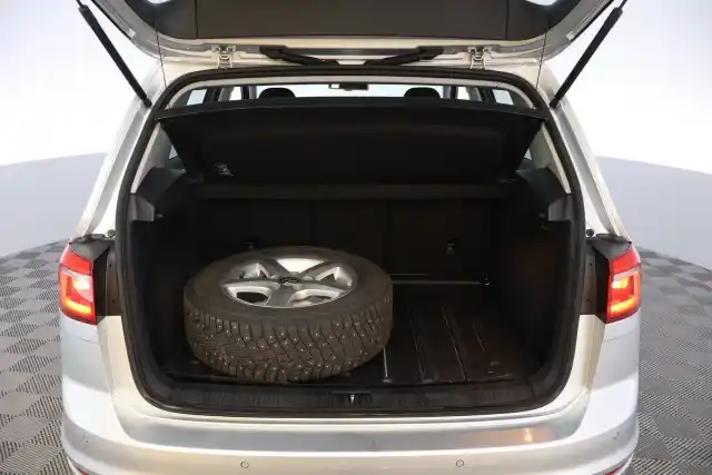 Hopea Tila-auto, Volkswagen Golf Sportsvan – NKF-132