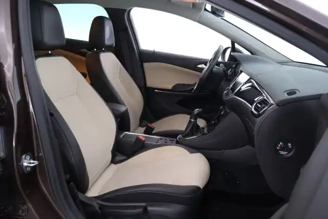 Ruskea Viistoperä, Opel Astra – NKF-589