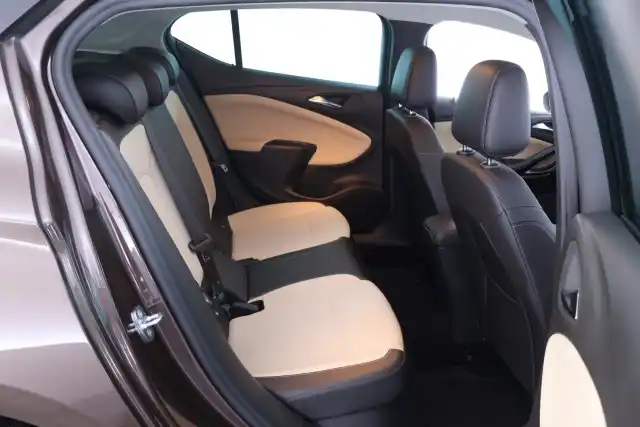 Ruskea Viistoperä, Opel Astra – NKF-589