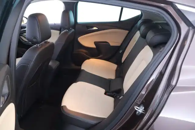 Ruskea Viistoperä, Opel Astra – NKF-589