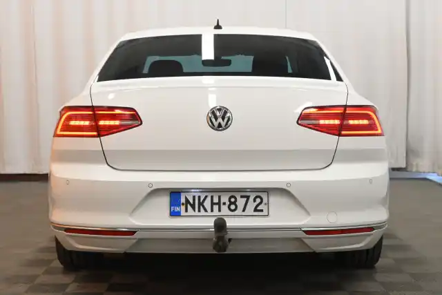 Valkoinen Sedan, Volkswagen Passat – NKH-872