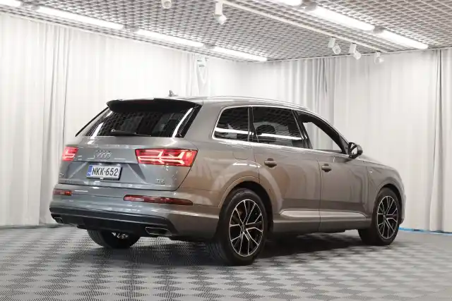 Harmaa Maastoauto, Audi Q7 – NKK-652