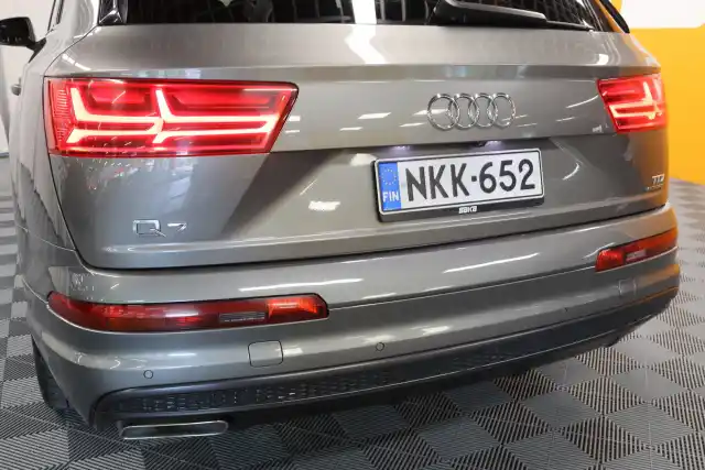 Harmaa Maastoauto, Audi Q7 – NKK-652