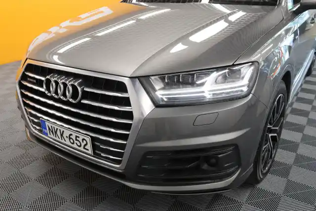 Harmaa Maastoauto, Audi Q7 – NKK-652