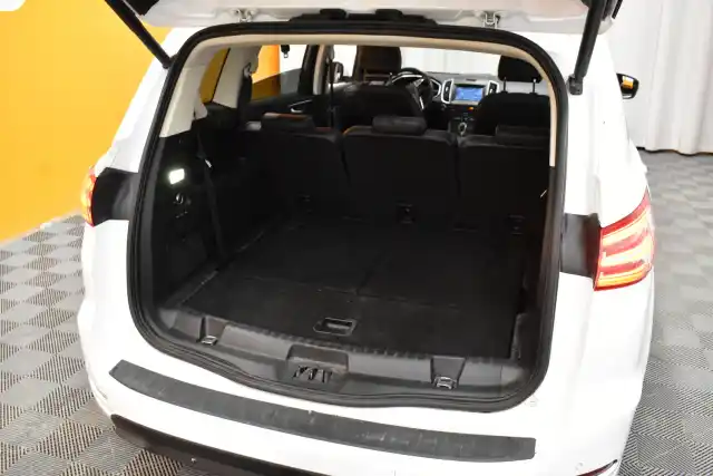 Valkoinen Tila-auto, Ford S-Max – NKM-997