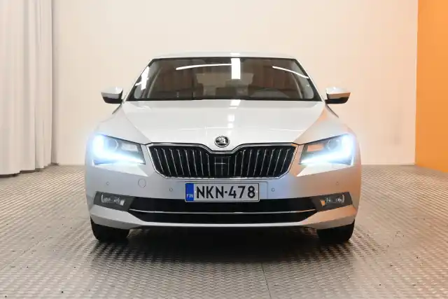 Harmaa Sedan, Skoda Superb – NKN-478
