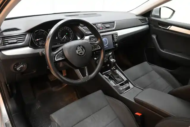 Harmaa Sedan, Skoda Superb – NKN-478